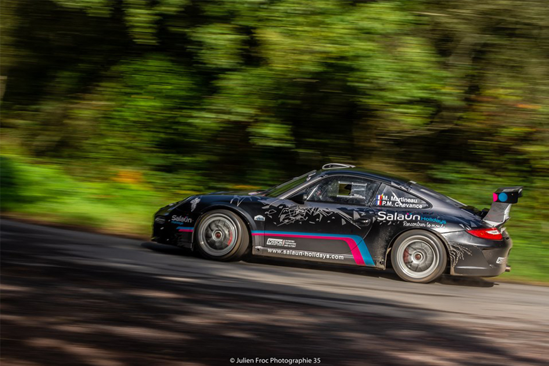 Max Martineau au volant de sa Porsche 