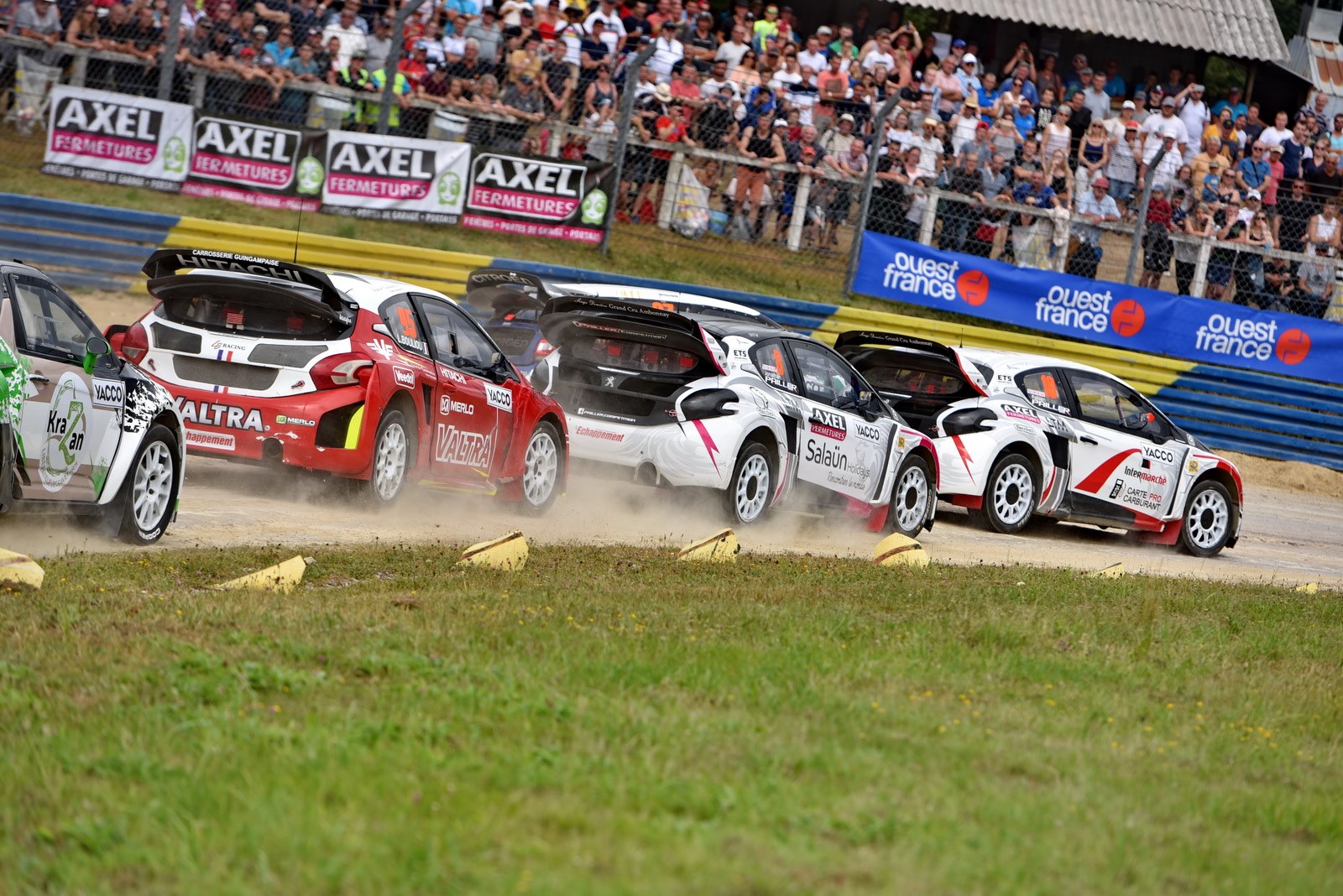 Fabien et Jonathan Pailler se disputent la premiere place au Rallycross de Kerlabo