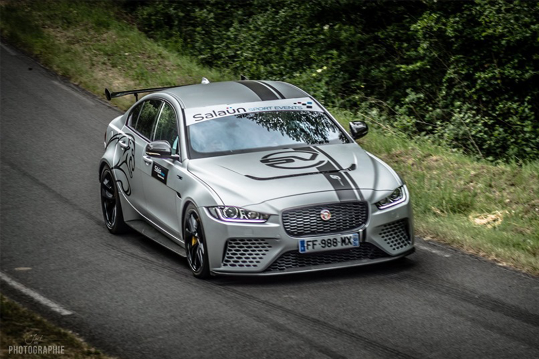 Michel Salaün au volant de la Jaguar Project 8 à Saint Gouéno