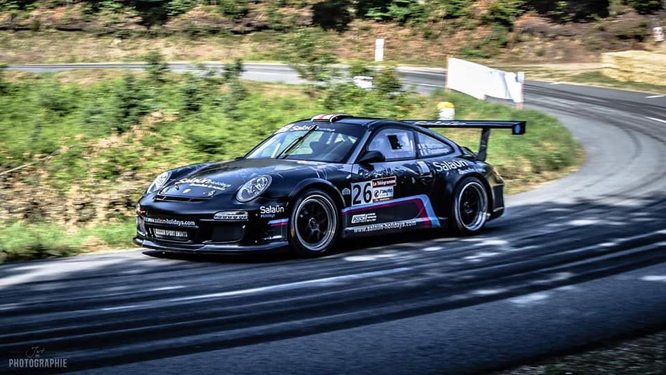 Max Martineau à bord de sa Porsche à Berrien